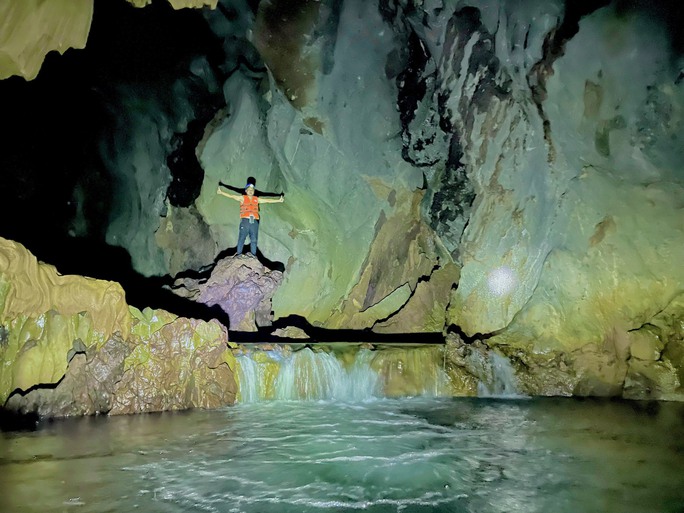 Cận cảnh vẻ đẹp mê hồn của hang Sơn Nữ vừa phát hiện ở Quảng Bình - 5