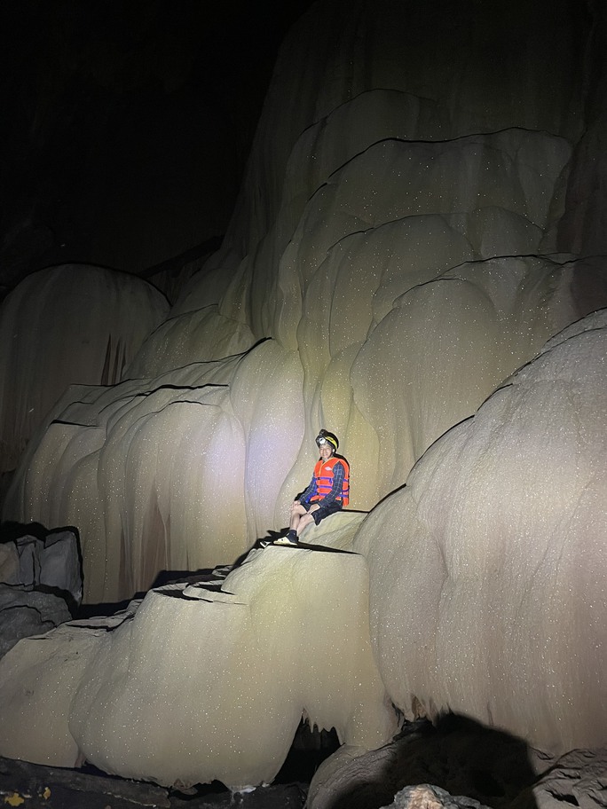 Cận cảnh vẻ đẹp mê hồn của hang Sơn Nữ vừa phát hiện ở Quảng Bình - 6
