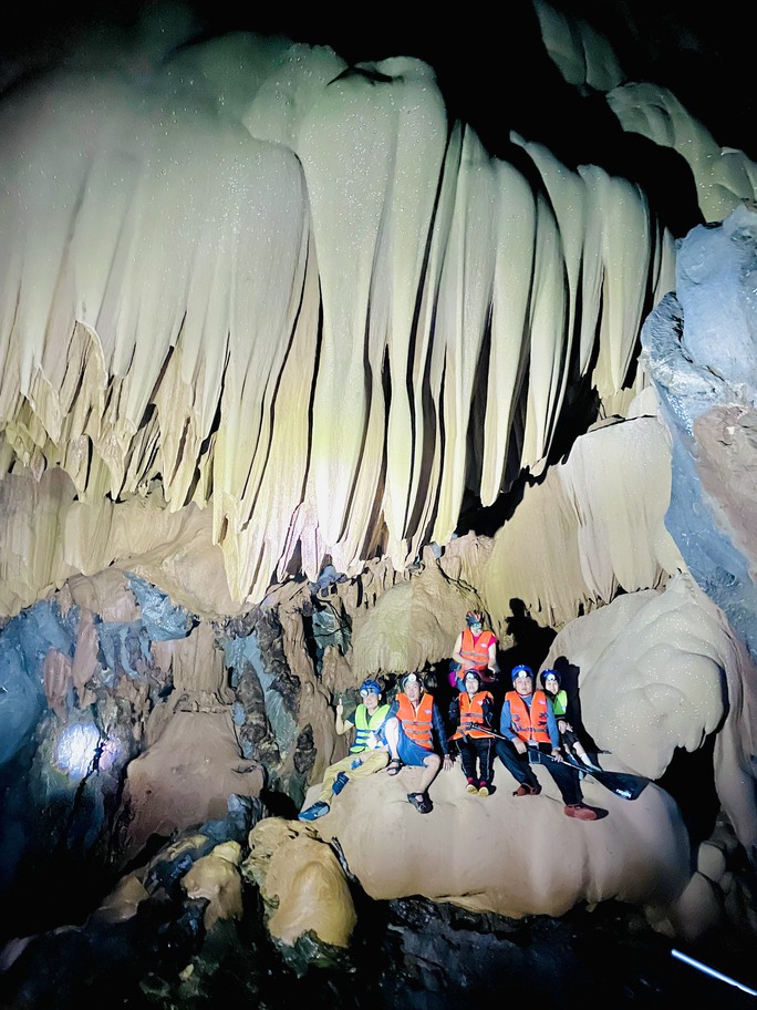 Cận cảnh vẻ đẹp mê hồn của hang Sơn Nữ vừa phát hiện ở Quảng Bình - 7