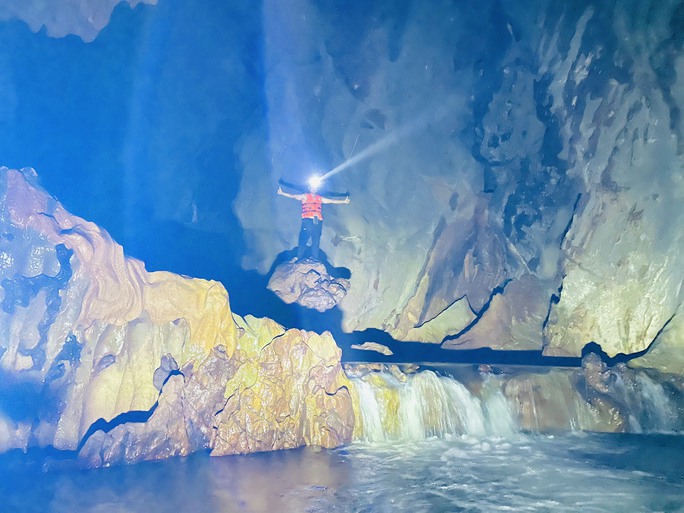 Cận cảnh vẻ đẹp mê hồn của hang Sơn Nữ vừa phát hiện ở Quảng Bình - 8