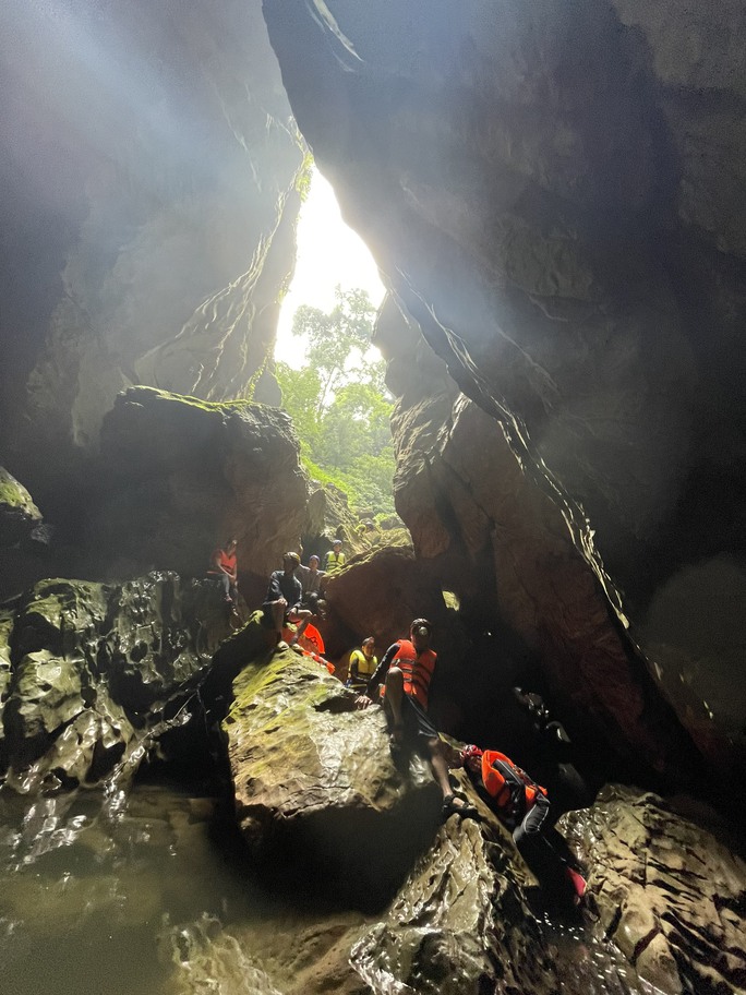 Cận cảnh vẻ đẹp mê hồn của hang Sơn Nữ vừa phát hiện ở Quảng Bình - 11