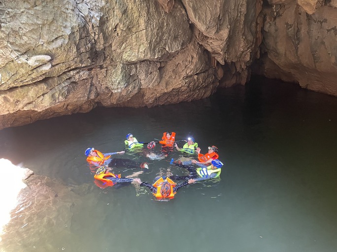 Cận cảnh vẻ đẹp mê hồn của hang Sơn Nữ vừa phát hiện ở Quảng Bình - 13