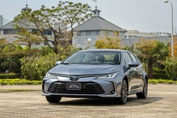 Xe sedan Toyota Corolla Altis mới giảm giá lên đến 100 triệu đồng