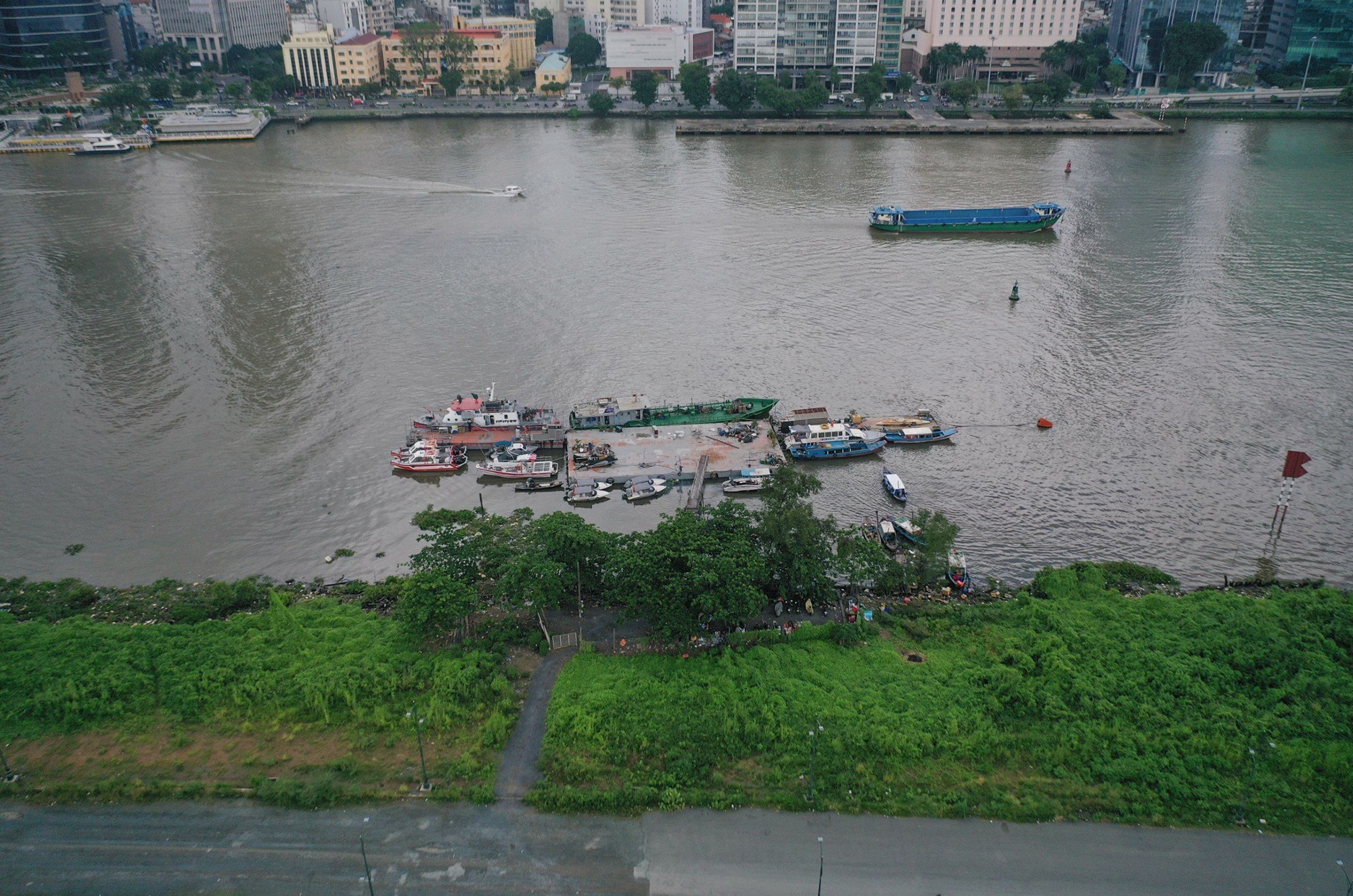 Khu vực từng là bến phà Thủ Thiêm cũ hiện không còn nhiều dấu tích, cây cỏ mọc um tùm, cầu tàu hiện là nơi neo đậu của một số phương tiện của các đơn vị đường thuỷ. Theo ý tưởng cải tạo, các cầu tàu hiện hữu sẽ được nâng cấp và phát triển các dịch vụ lưu động.