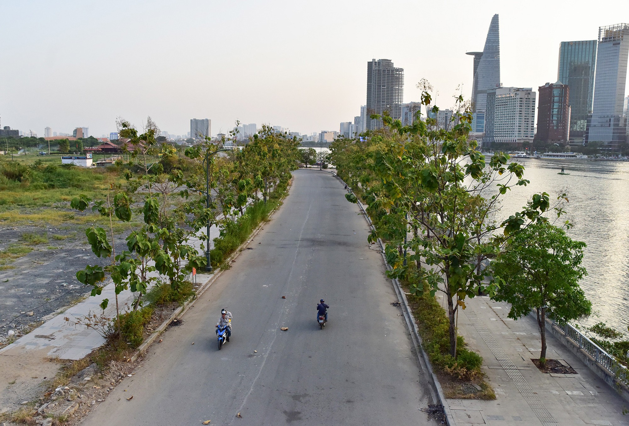 Ngoài phần lớn đang trong tình trạng hoang sơ, một đoạn bờ sông bên cầu Ba Son, thuộc tuyến đường ven sông Sài Gòn đã được trải nhựa, lát đá vỉa hè, trồng cây xanh khang trang.