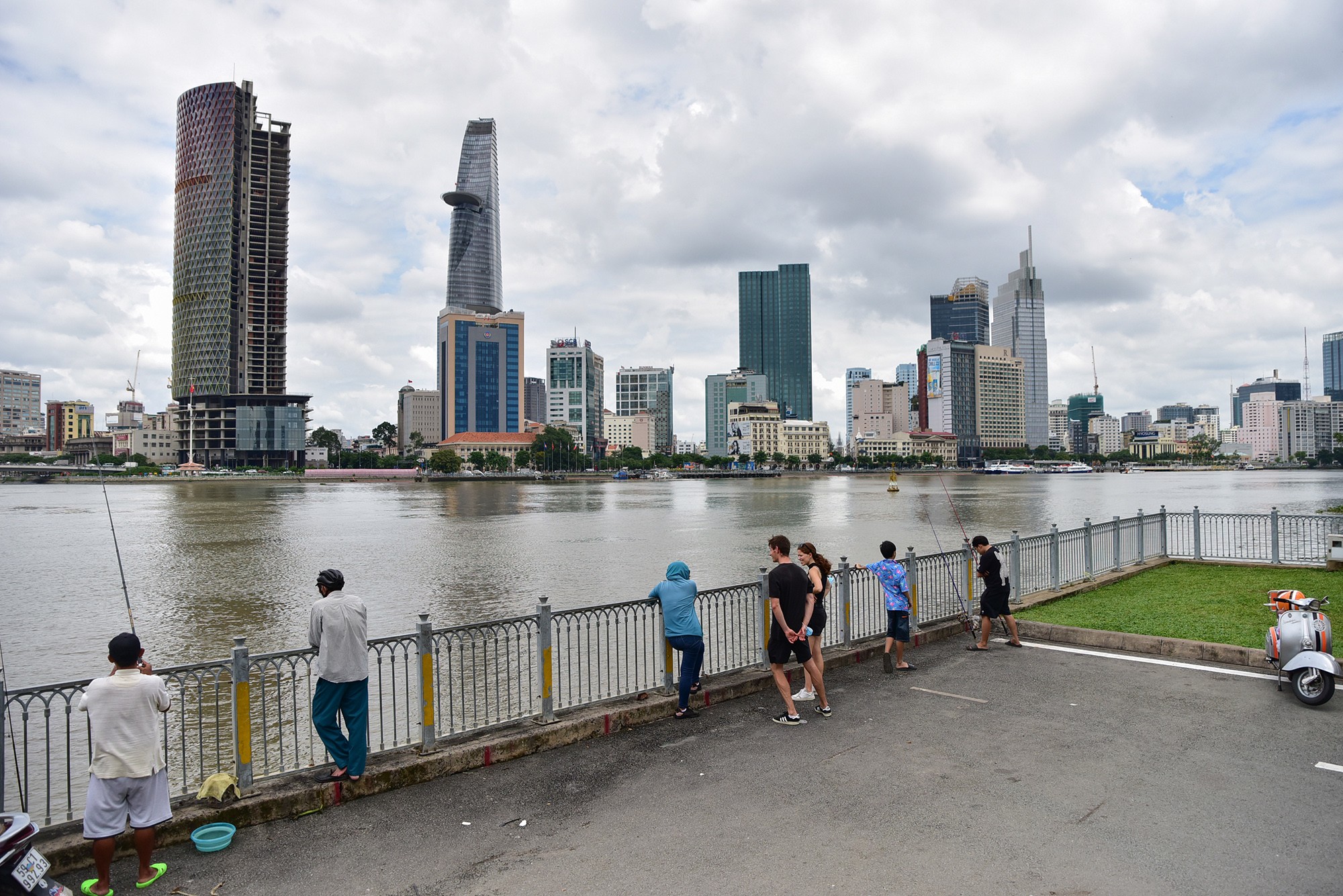 Khu vực bờ kè trên nóc hầm Thủ Thiêm là địa điểm thu hút người dân và du khách ghé vui chơi, nhìn ngắm, chụp ảnh khu cảnh các toà nhà cao tầng trung tâm thành phố.