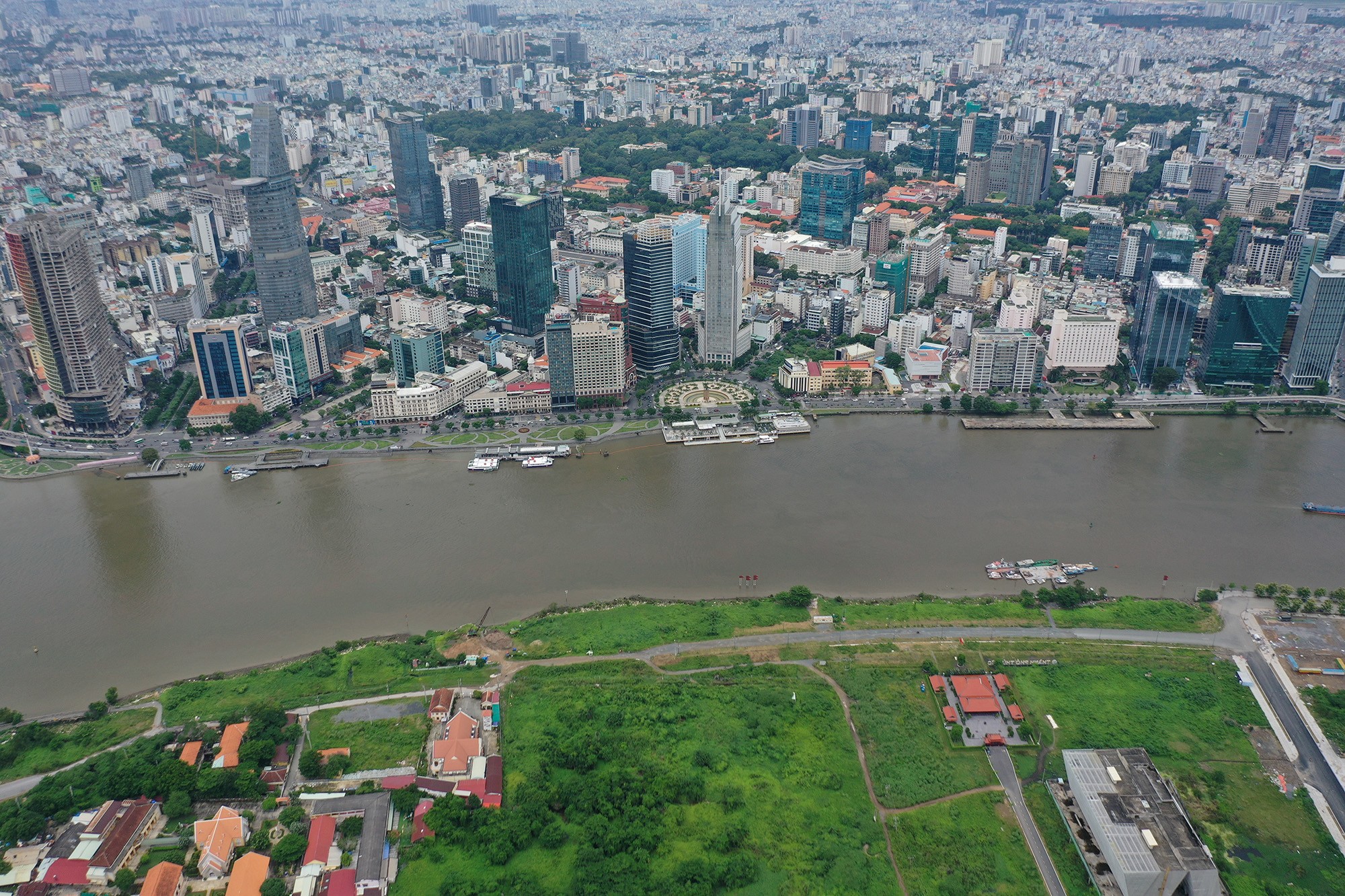 Việc chỉnh trang đoạn bờ sông được xem là “mặt tiền” trung tâm thành phố sẽ tạo nên sự cân xứng với khu vực đối diện là công viên bến Bạch Đằng, quận 1. Từ đó mở thêm không gian phục vụ tổ chức các ngày kỷ niệm quan trong của đất nước và góp phần tôn tạo cảnh quan đô thị, đảm bảo vệ sinh môi trường khu vực bờ sông Sài Gòn.