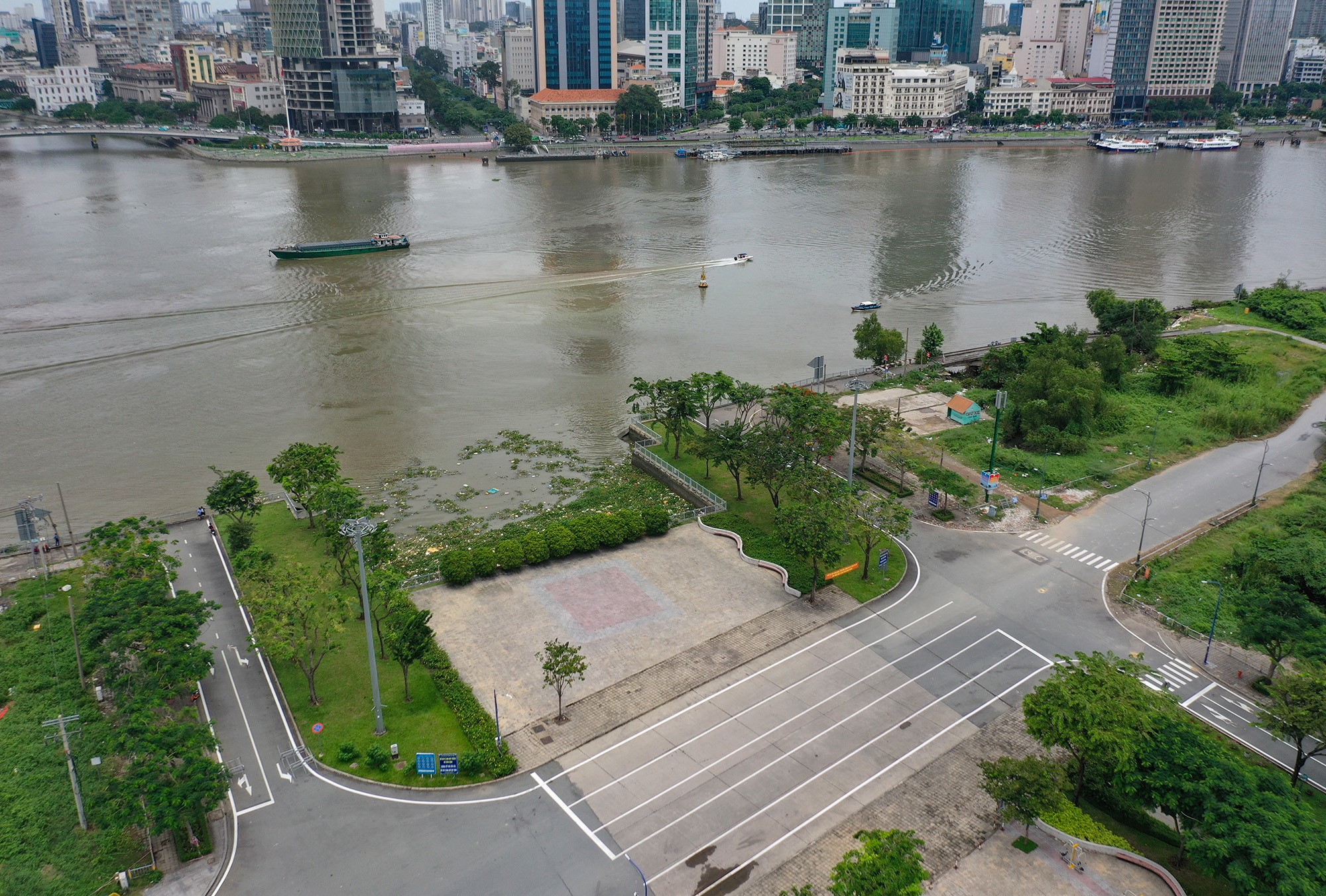 Khu vực nóc hầm Thủ Thiêm hiện có công viên ngay cạnh bờ sông sẽ bố trí một số công trình trang trí như cầu đi bộ, khung vòm cảnh quan, đu quay đứng…