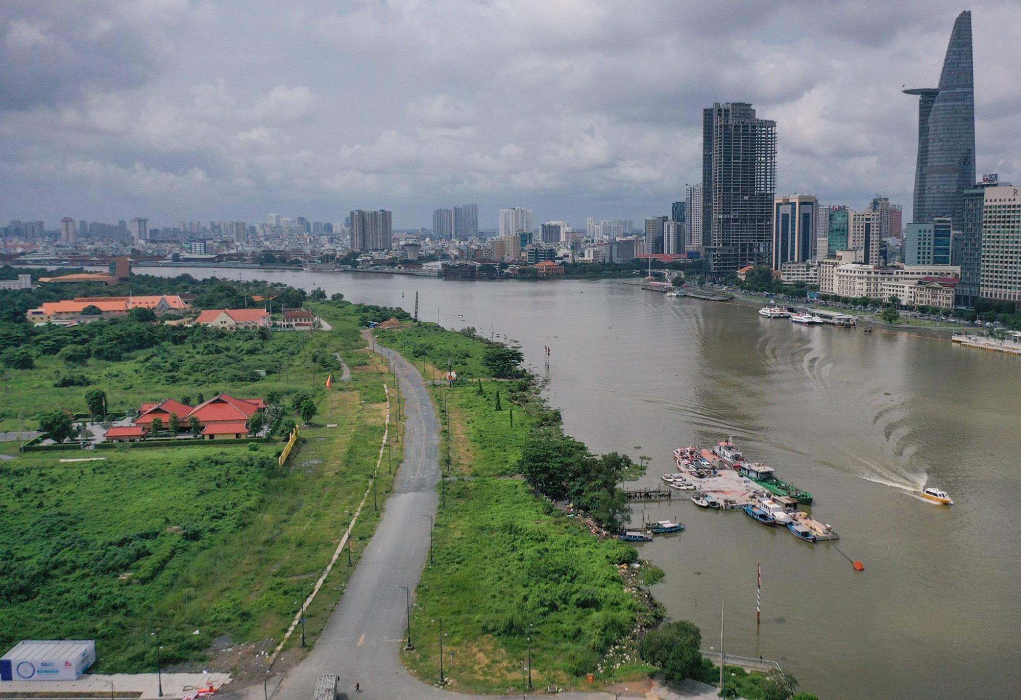 Tại các vị trí bãi bồi, khu bán ngập nước ở đây được lắp đặt bè nổi trồng cây thuỷ sinh.