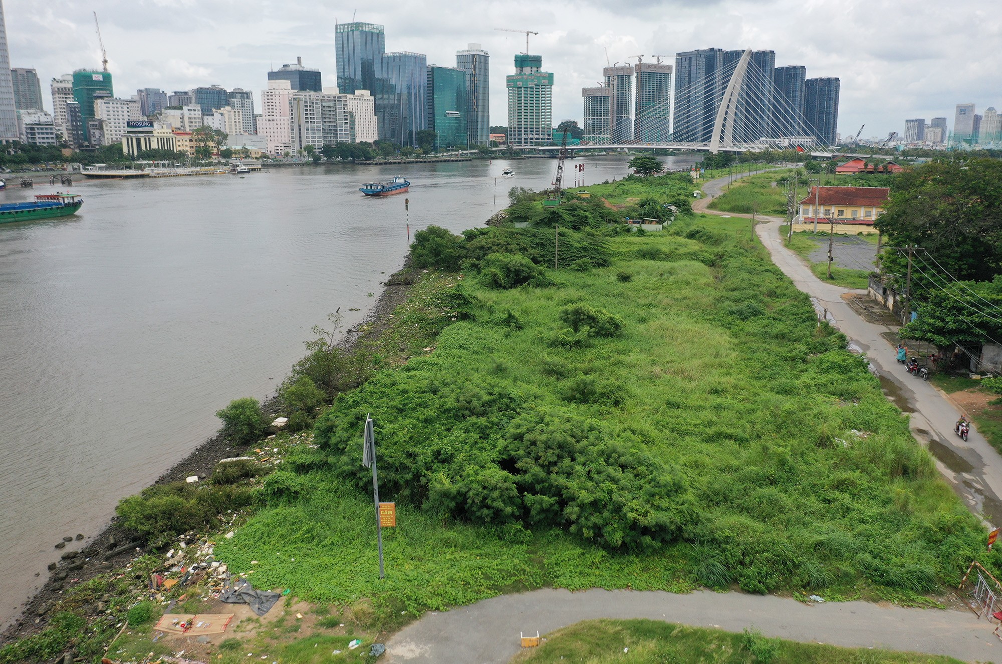 Hiện trạng đoạn bờ sông này vẫn còn hoang sơ, nhiều bãi đất trống bị cây cỏ bao phủ nhiều năm qua. Một số đoạn được xây bờ kè, chỉnh trang nhưng chưa đồng bộ, bị xuống cấp.