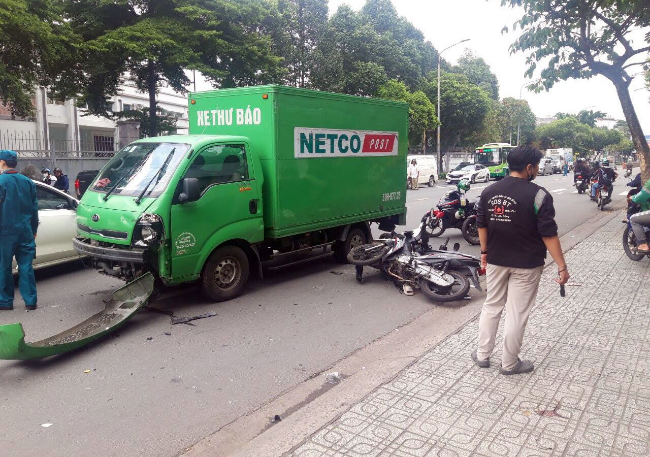 TP.HCM: Sau tiếng gào thét “chạy đi”, xe tải tông hàng loạt xe máy ở Gò Vấp - 2