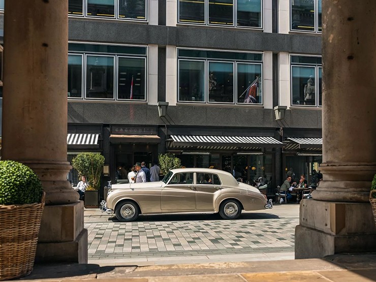 Xe siêu sang Rolls-Royce Silver Cloud II đời 1960 được đại tu thành xe điện - 4