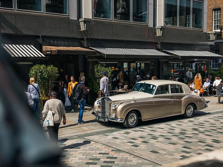 Xe siêu sang Rolls-Royce Silver Cloud II đời 1960 được đại tu thành xe điện - 6