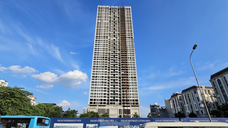 Tòa tháp Elite Tower có vị trí đắc địa tại 55 Vạn Phúc (quận Hà Đông, Hà Nội) do liên danh Tổng công ty lâm nghiệp Việt Nam (Vinafor) và Công ty Cổ phần Sông Đà 1.01 làm chủ đầu tư được xây trên diện tích đất hơn 4.557 m2, gồm 688 căn hộ với vốn đầu tư khoảng 1.000 tỷ đồng.