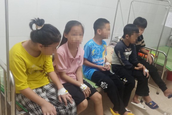 Ăn quà vặt trước cổng trường, 25 học sinh ở Cao Bằng phải nhập viện cấp cứu - 2