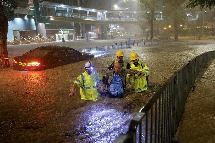 Mưa lớn khủng khiếp, đường phố Hồng Kông chìm trong biển nước - 1