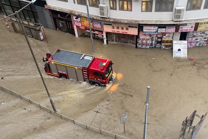 Mưa lớn khủng khiếp, đường phố Hồng Kông chìm trong biển nước - 2
