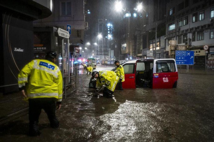 Mưa lớn khủng khiếp, đường phố Hồng Kông chìm trong biển nước - 4