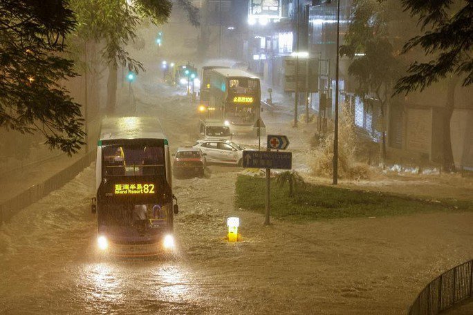 Mưa lớn khủng khiếp, đường phố Hồng Kông chìm trong biển nước - 5