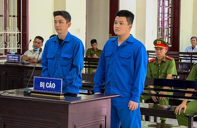 Hai bị cáo Nguyễn Kim Long (trái) và Đặng Phương Nam.