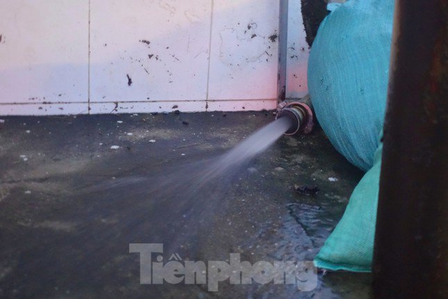 Hầm chui Tân Tạo thất thủ, người dân TPHCM 'khóc' trong cơn mưa - 10