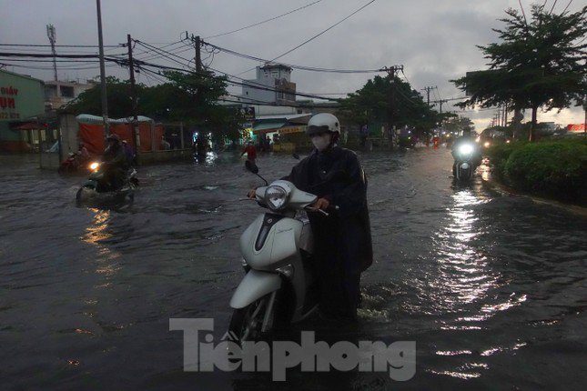 Hầm chui Tân Tạo thất thủ, người dân TPHCM 'khóc' trong cơn mưa - 7