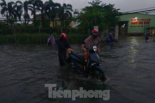 Hầm chui Tân Tạo thất thủ, người dân TPHCM 'khóc' trong cơn mưa - 6