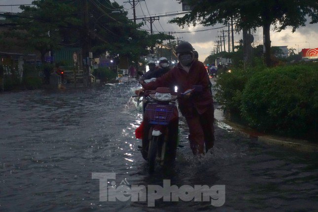 Hầm chui Tân Tạo thất thủ, người dân TPHCM 'khóc' trong cơn mưa - 8