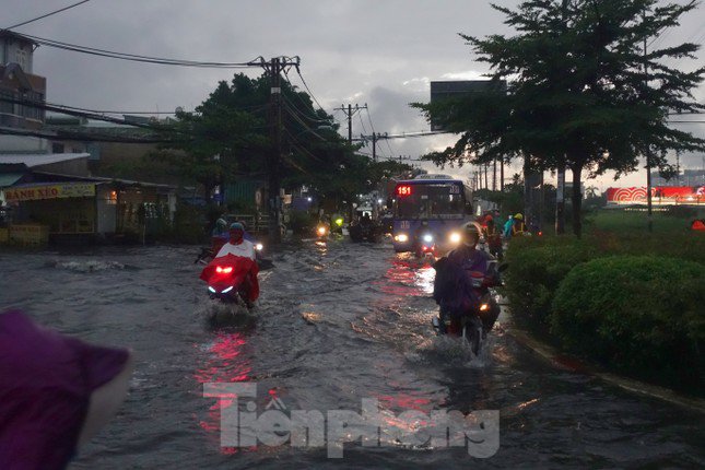 Hầm chui Tân Tạo thất thủ, người dân TPHCM 'khóc' trong cơn mưa - 5