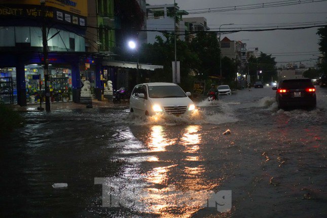 Hầm chui Tân Tạo thất thủ, người dân TPHCM 'khóc' trong cơn mưa - 4