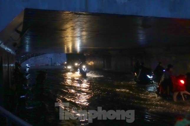 Hầm chui Tân Tạo thất thủ, người dân TPHCM 'khóc' trong cơn mưa - 2