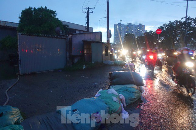 Hầm chui Tân Tạo thất thủ, người dân TPHCM 'khóc' trong cơn mưa - 9