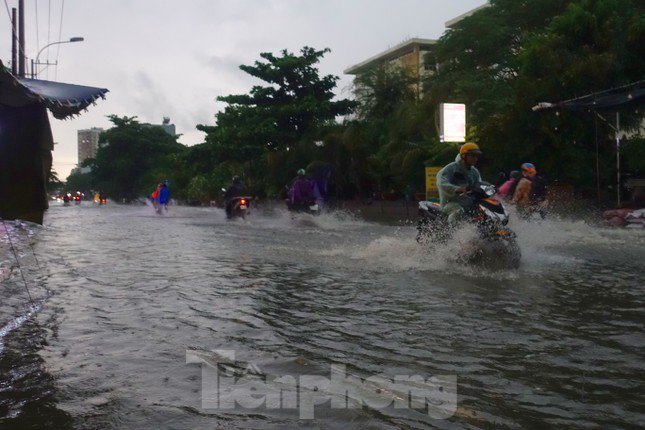 Hầm chui Tân Tạo thất thủ, người dân TPHCM 'khóc' trong cơn mưa - 3
