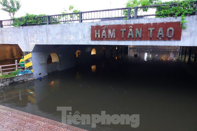 Hầm chui Tân Tạo thất thủ, người dân TPHCM 'khóc' trong cơn mưa - 1