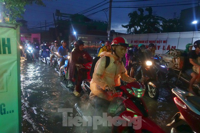 Hầm chui Tân Tạo thất thủ, người dân TPHCM 'khóc' trong cơn mưa - 12