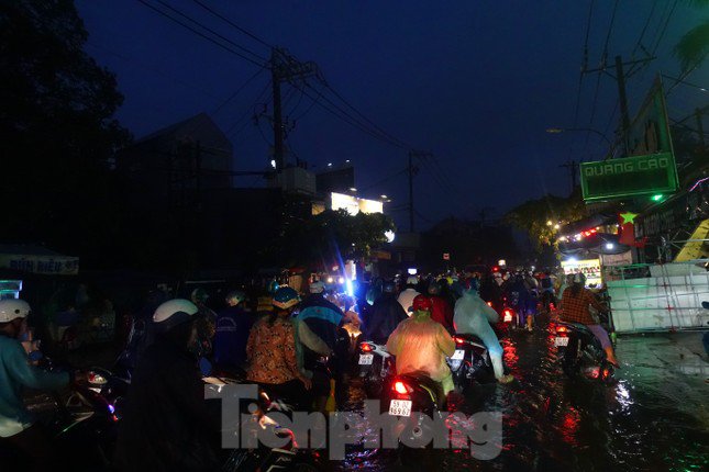 Hầm chui Tân Tạo thất thủ, người dân TPHCM 'khóc' trong cơn mưa - 13