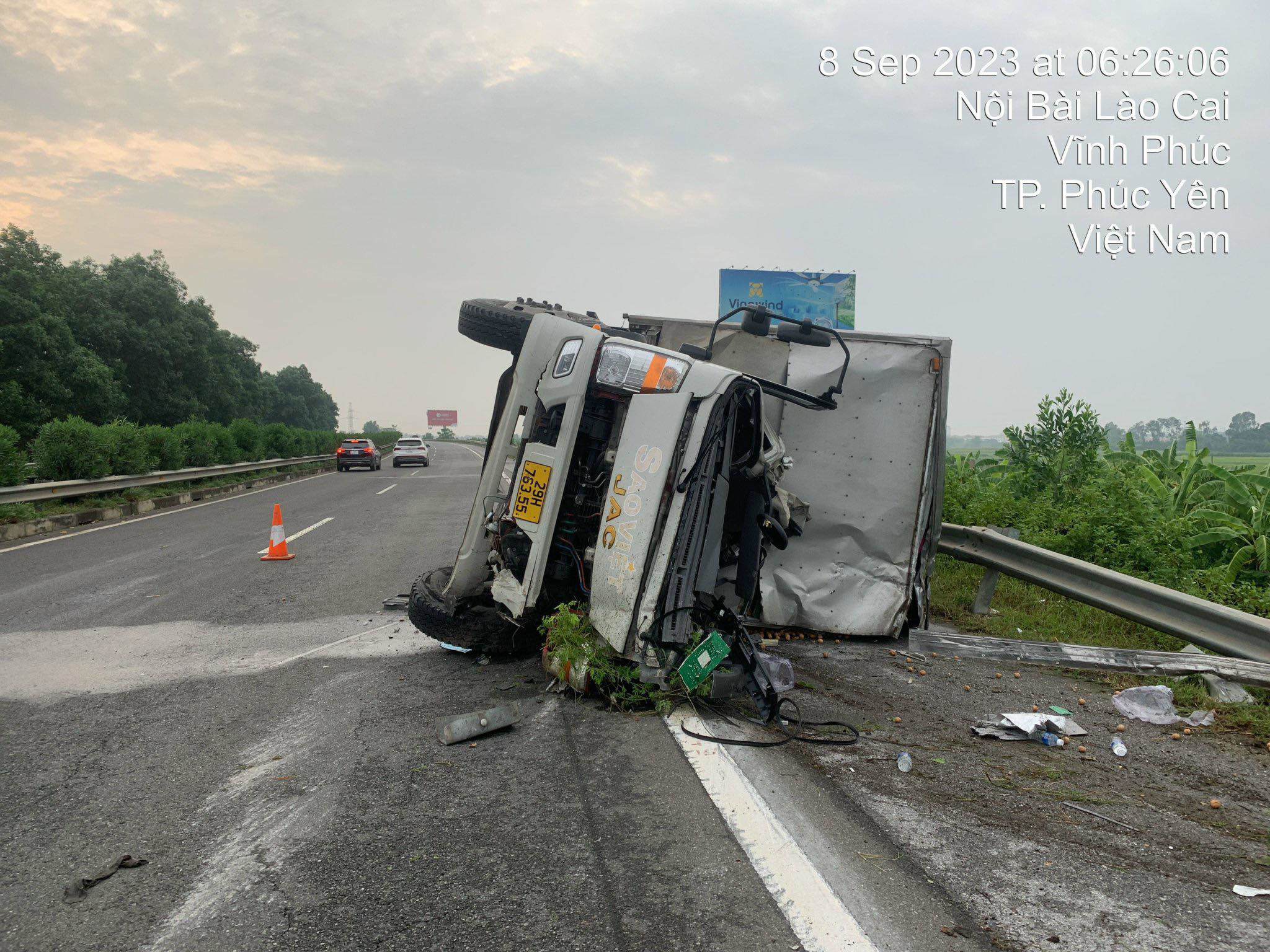 Xe tải bị lật nghiêng sau tai nạn trên cao tốc, tài xế tử vong - 1