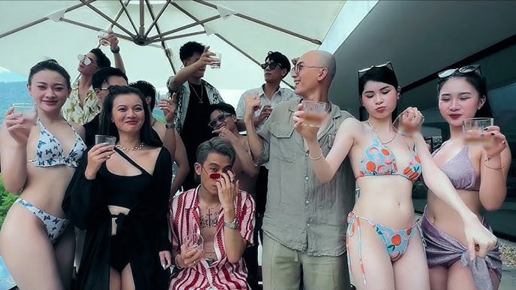 Vây quanh nhóm City Boy là những cô gái gợi cảm, mặc bikini trong các cuộc ăn chơi trên du thuyền.
