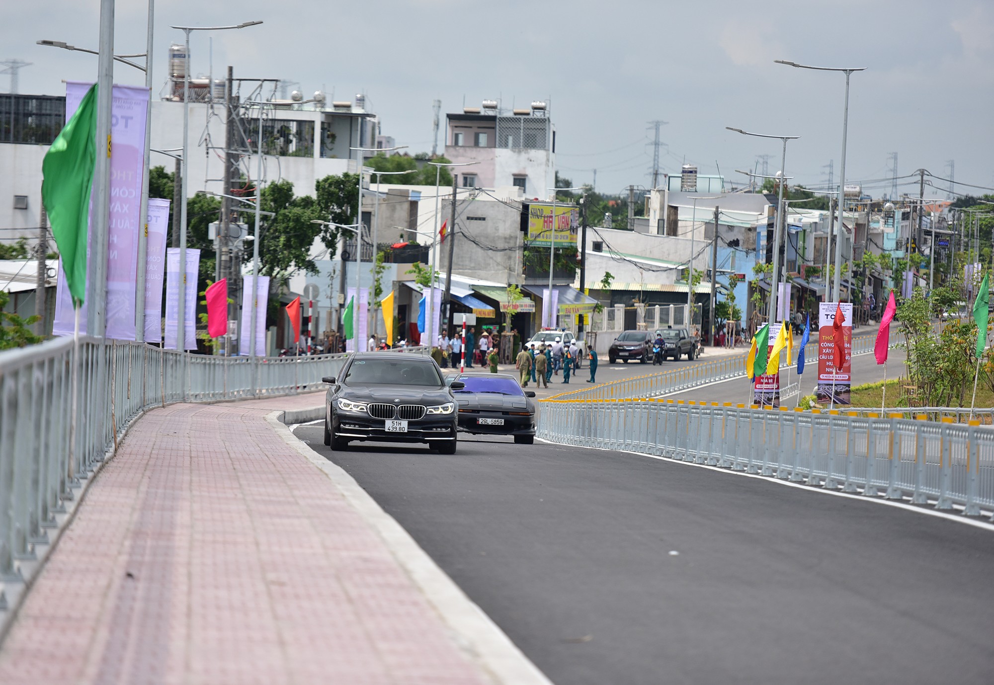 Những phương tiện đầu tiên được lưu thông qua cầu mới.