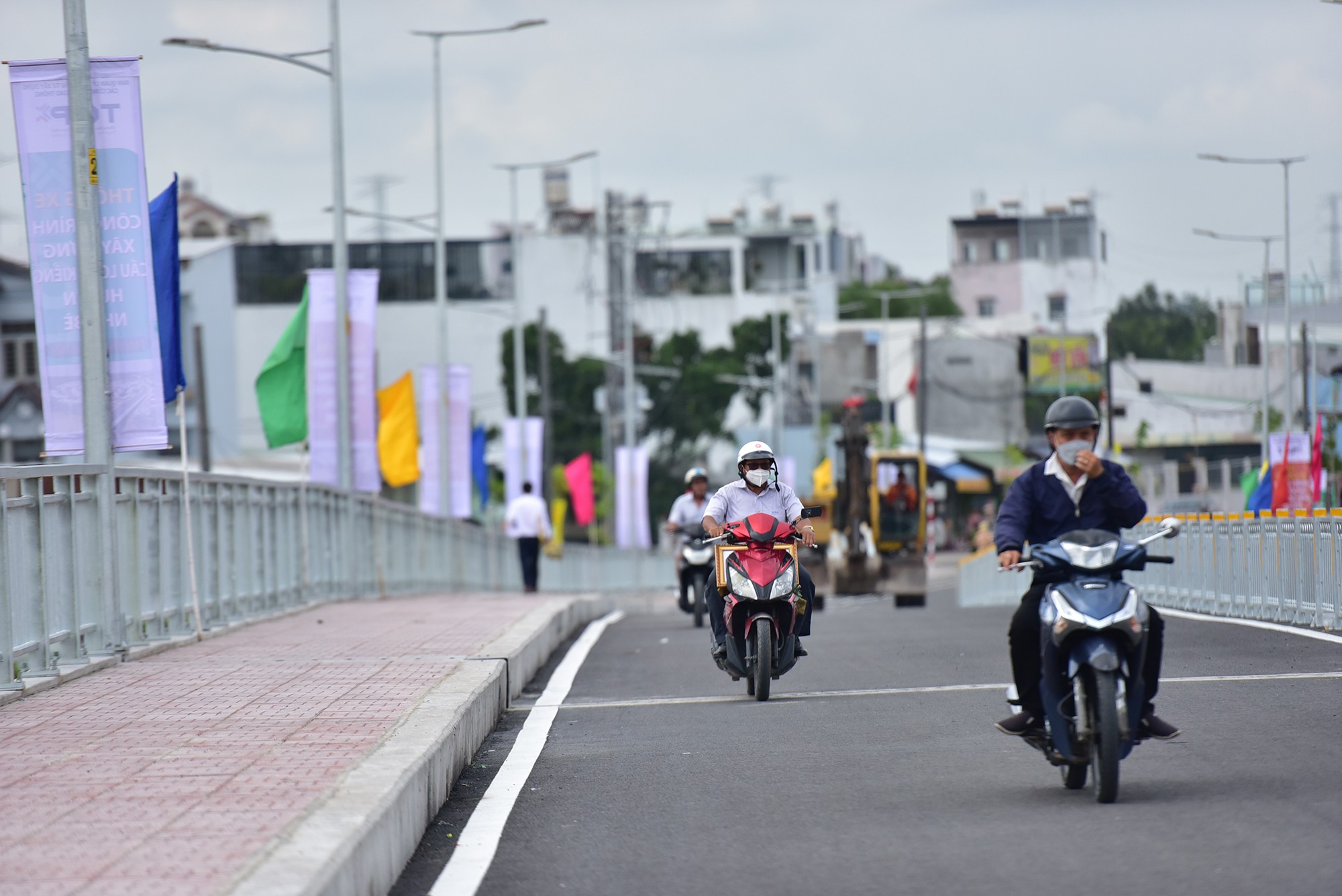 Sau hơn 20 năm chờ đợi, người dân huyện Nhà Bè được lưu thông thuận lợi trên tuyến đường huyết mạch qua cây cầu mới trong niềm hân hoan.