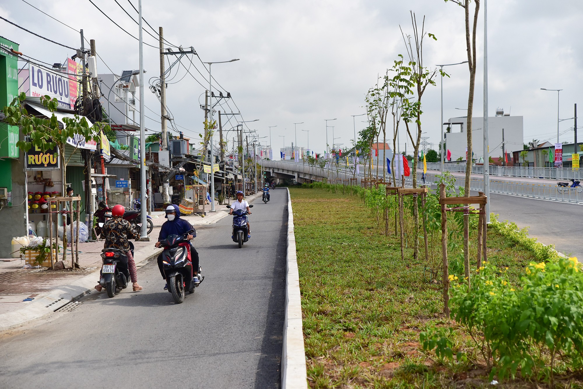 Hai bên đầu cầu được thiết kế lối đi dưới dạ cầu cho người dân quanh khu vực di chuyển qua lại được thuận lợi. Phần dạ cầu, đường dân sinh dọc hai bên cầu được trồng các loại cây xanh, thảm cỏ tạo cảnh quan thông thoáng cho khu vực.