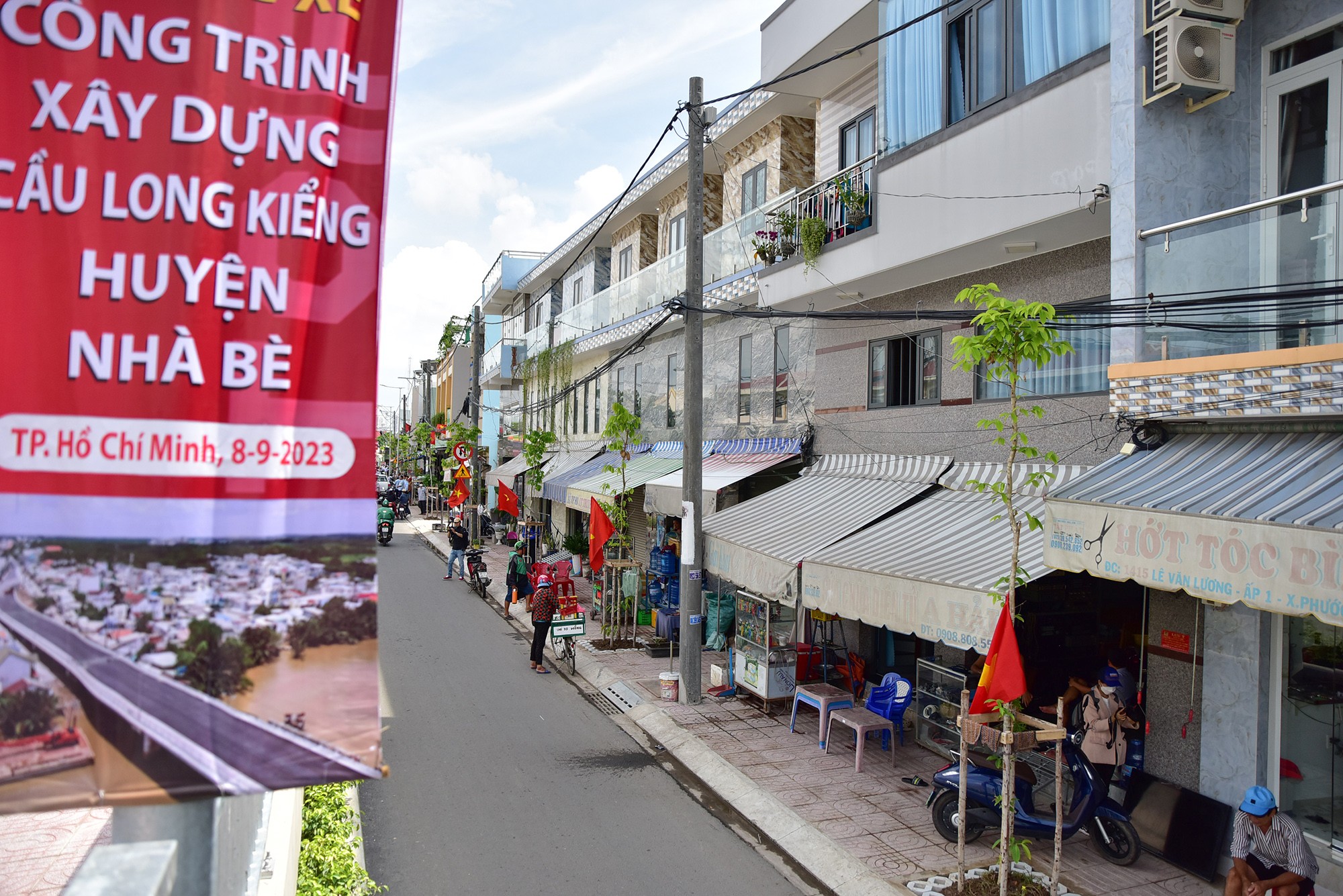 Các dãy nhà hai bên chân cầu sau khi giải phóng mặt bằng nhà dân sửa chữa, xây dựng mới khang trang, buôn bán, đi lại được thuận tiện hơn.