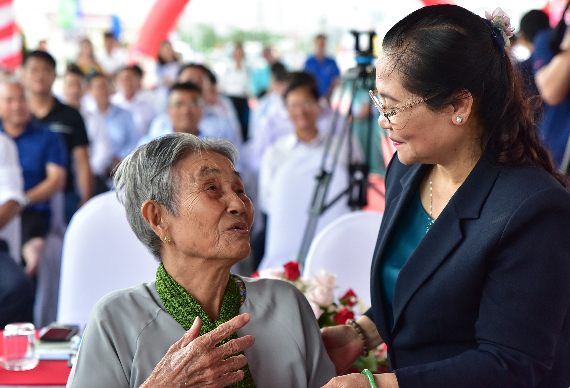 Tham dự buổi lễ thông xe sáng nay, cụ Lâm Thị Nga (gần 90 tuổi) chia sẻ với lãnh đạo thành phố thời điểm cách đây 1 năm khi cây cầu tái khởi động thi công, cụ mong được sống đến ngày cầu Long Kiểng được hoàn thành để bà con đi lại được thuận lợi hơn.