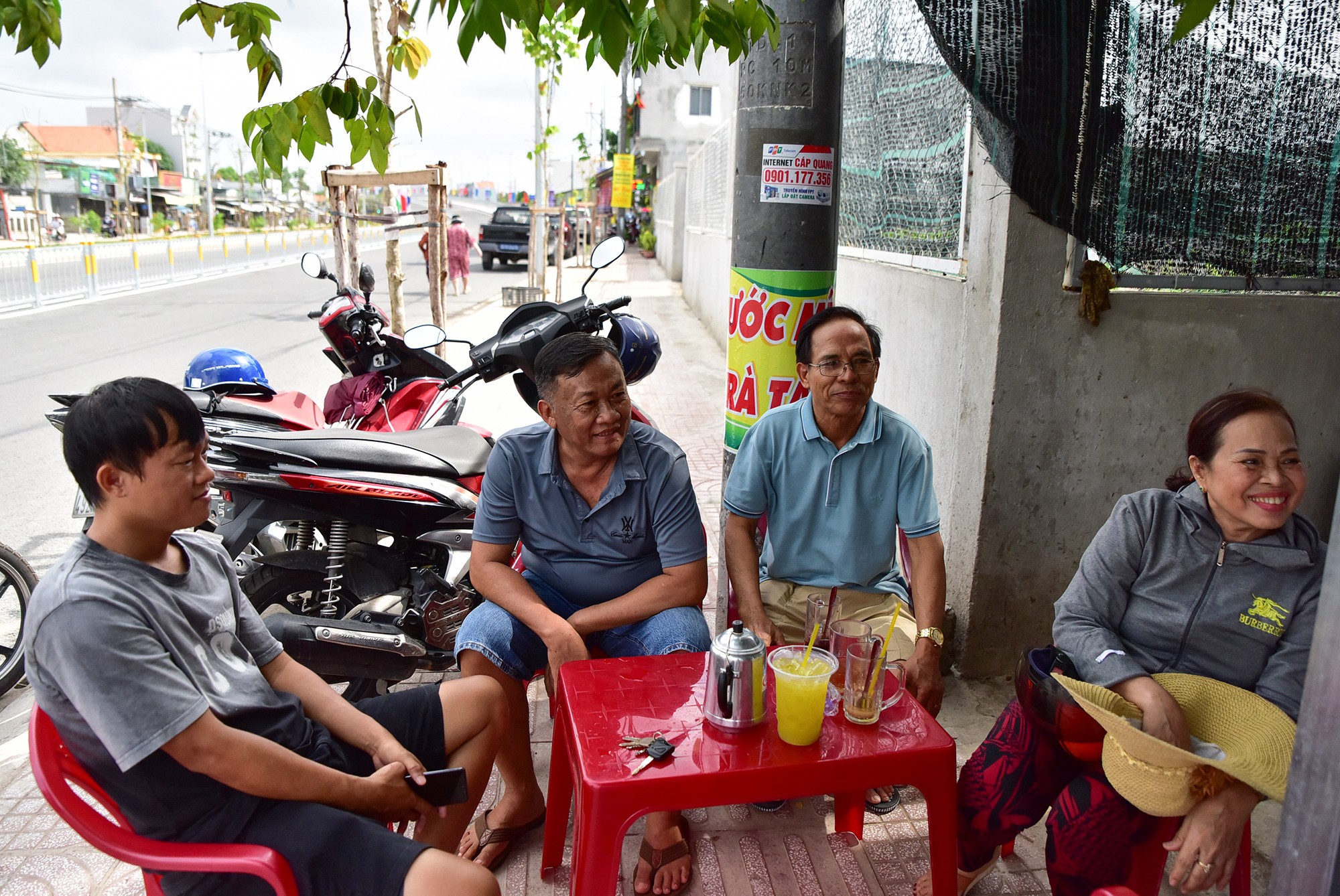 Ông Vũ Minh Chiến, ngụ xã Nhơn Đức cùng hàng xóm tập trung về chân cầu từ sớm để theo dõi, chờ qua cầu mới rất phấn khởi sau nhiều năm ngóng trông. “Hàng ngày đưa đón cháu đi học ở quận 7 là cực hình đối với tôi. Kẹt xe xảy ra thường xuyên, cực hơn vào thời điểm mưa gió, có phương tiện hư hỏng trên cầu là chôn chân luôn. Nay được đi lại thuận tiện chúng tôi vui mừng lắm, chờ đợi mấy ngày hôm nay để được qua cầu".