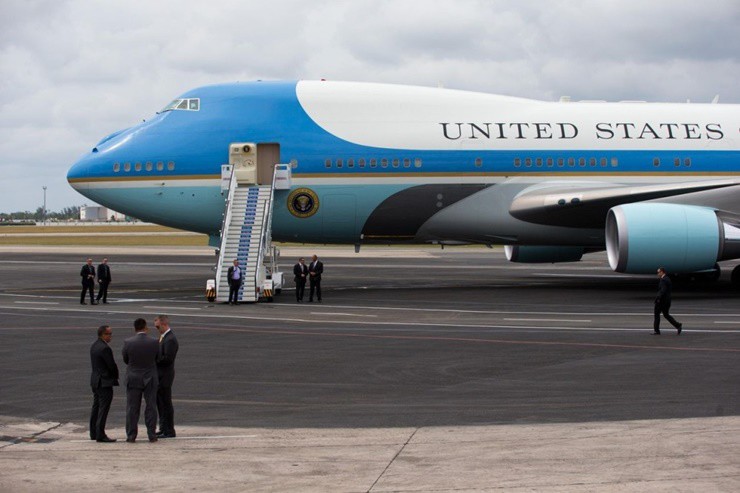 Chuyên cơ chở Tổng thống Mỹ khi đi công du là chiếc Air Force One (Không Lực Một).
