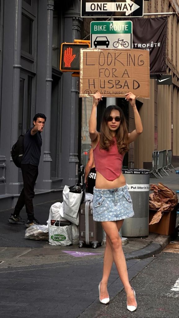 Cô gái tự tin với tấm biển “Tìm chồng” trên phố - 2