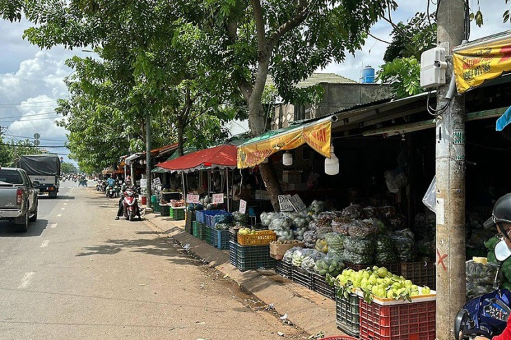 Tình trạng lấn chiếm lòng lề đường trên đường Nguyễn Thị Sóc được cải thiện sau loạt bài điều tra của báo Pháp Luật TP.HCM.