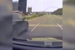 Clip: Tránh xe máy sang đường, ô tô quay compa 360 độ