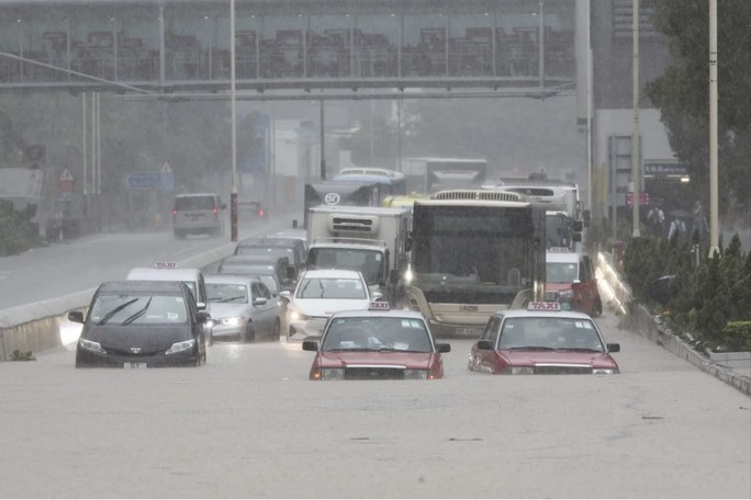 Cận cảnh ngập lụt khủng khiếp ở Hồng Kông - 1