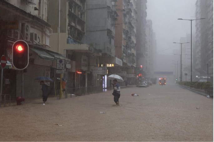 Cận cảnh ngập lụt khủng khiếp ở Hồng Kông - 4